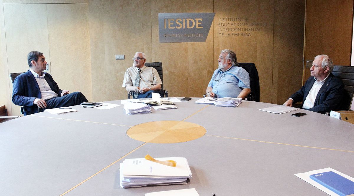 Gervasio Posadas, Víctor Freixanes, Alfredo Conde y Carlos Valle, jurado de los Premios Julio Camba y Fernández del Riego