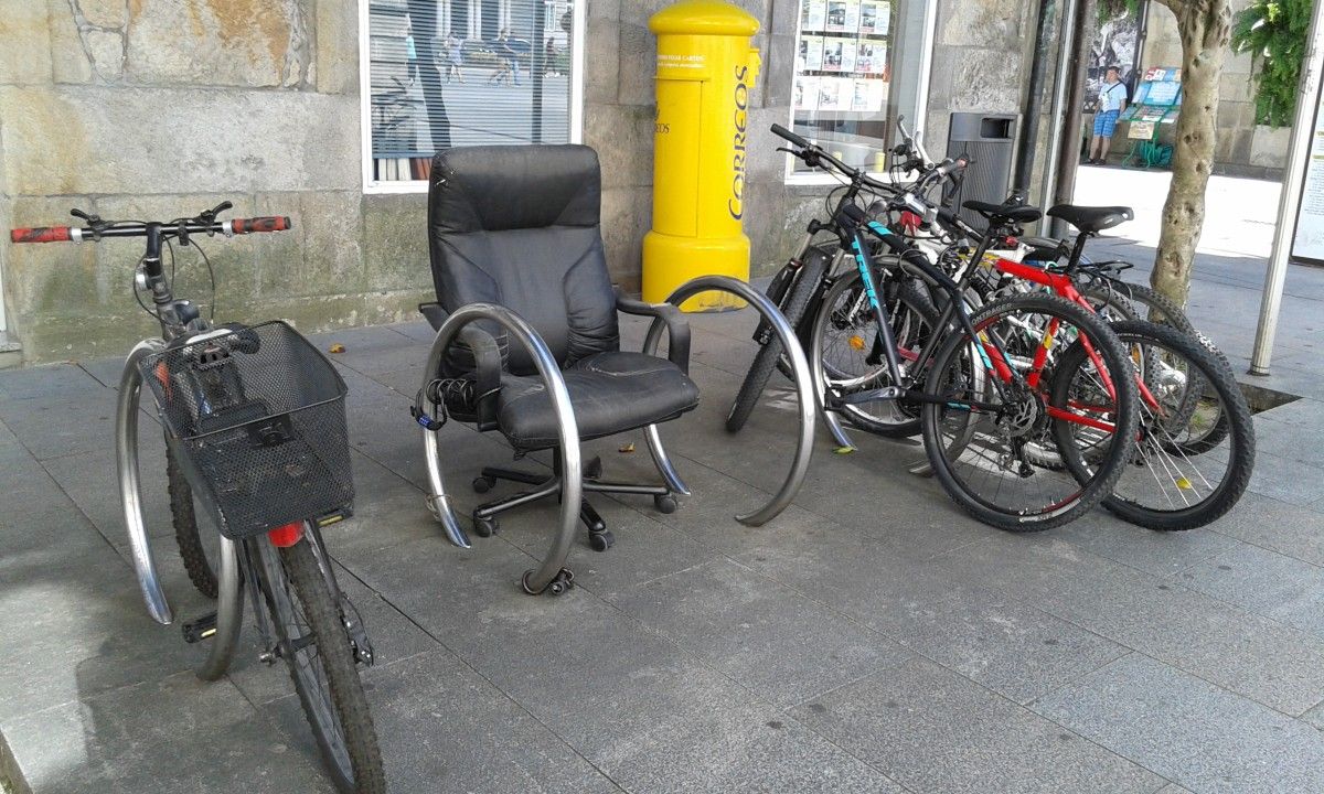 Una silla abandonada en la calle