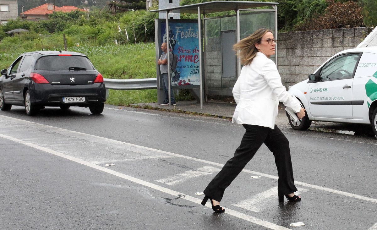 La conselleira Ethel Vázquez cruzando la carretera