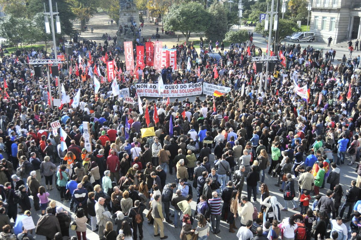 Vista general de la manifestación del 14-N a su llegada a la Praza de España