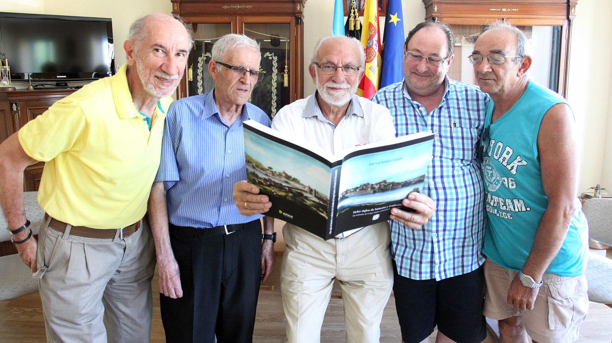 Junta directiva del Gremio de Mareantes de Pontevedra posando con el libro editado gracias al Plan Social