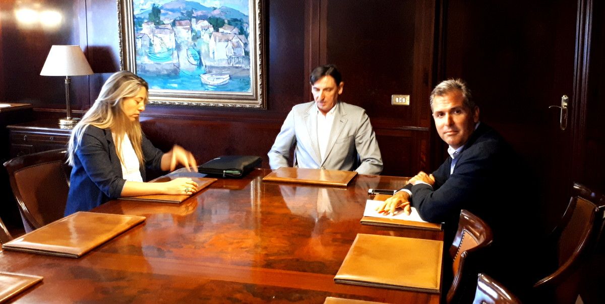 Lucía Pedroso e Eduardo Barros, na Cámara de Comercio con Rafa Domínguez, do Partido Popular