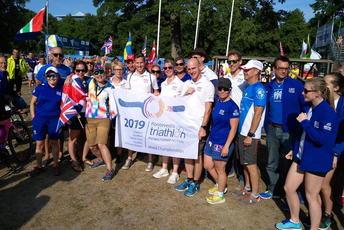 Deportistas con la bandera del ITU Multisport 2019 de Pontevedra