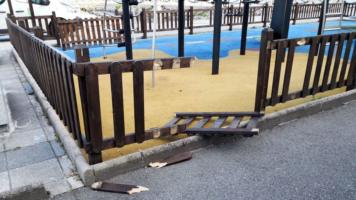 Actos vandálicos en el parque infantil del paseo Alcalde Antonio Blanco 