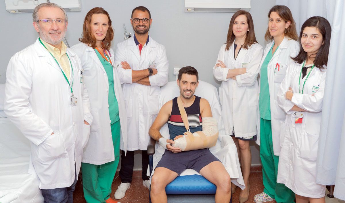 Víctor Santiago de Rosario, junto al equipo médico que le reimplantó el brazo