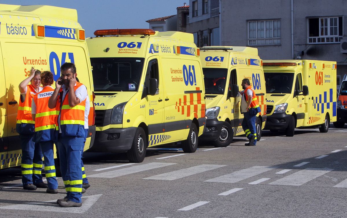 Dispositivo en el puerto de O Grove tras el incendio en un catamarán 