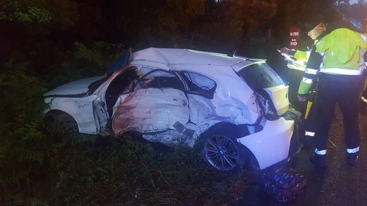 Accidente de tráfico entre un turismo y una furgoneta en la carretera N-550 en Barro