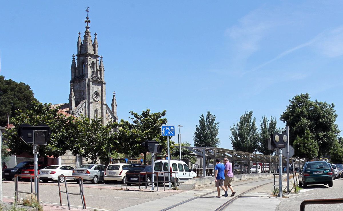 Vías del tren en la plaza de Os Praceres