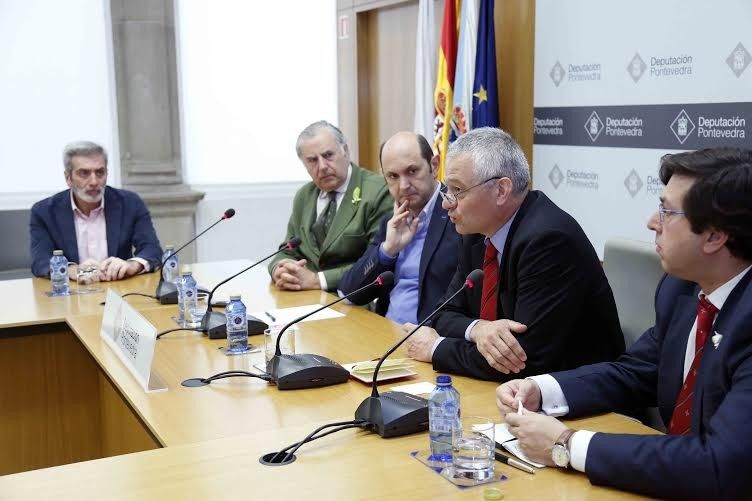 Representantes de la organización del Concurso mundial de Bruselas del vino y de la D.O. Rías Baixas con Rafael Louzán