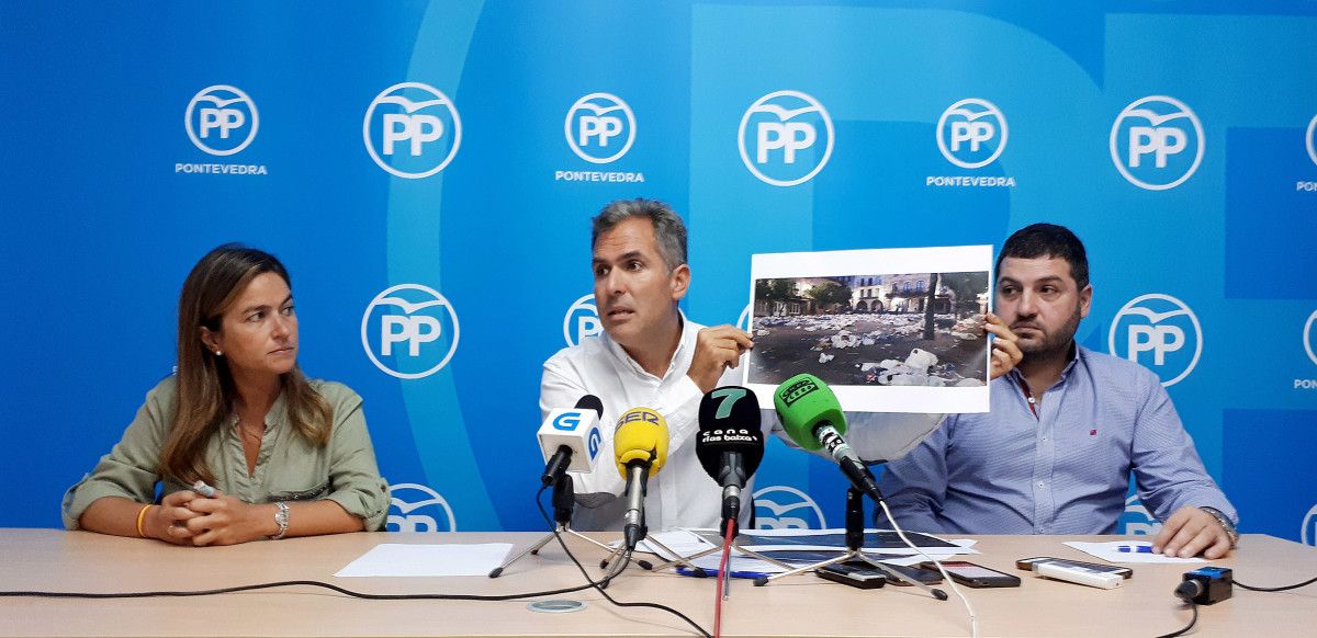 Rafa Domínguez, portavoz municipal del PP, con Pepa Pardo y César Abal