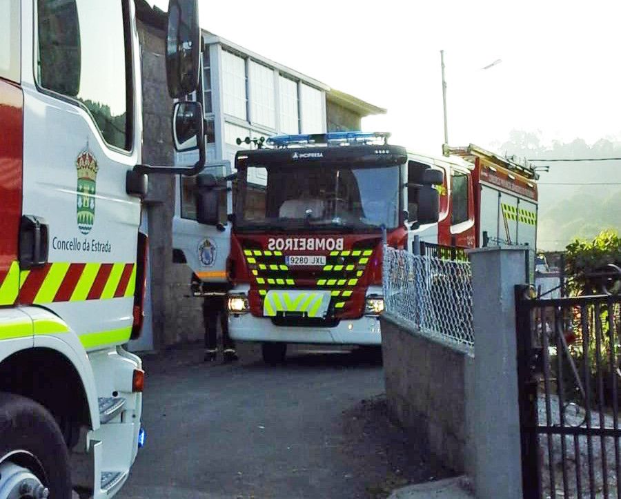 Los bomberos de A Estrada acudiron a un incendio en Valongo