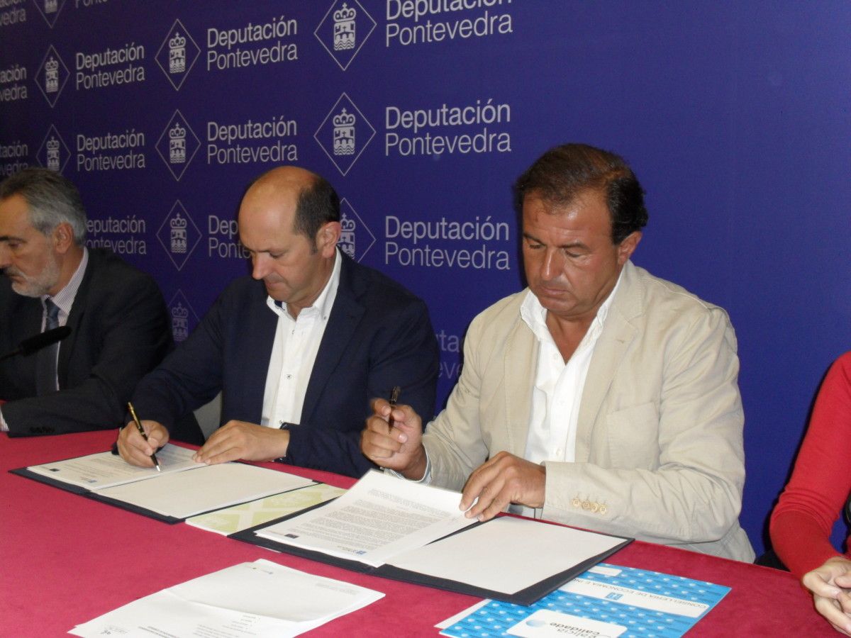 Javier Guerra y Rafael Louzán durante la firma de un convenio en la Deputación