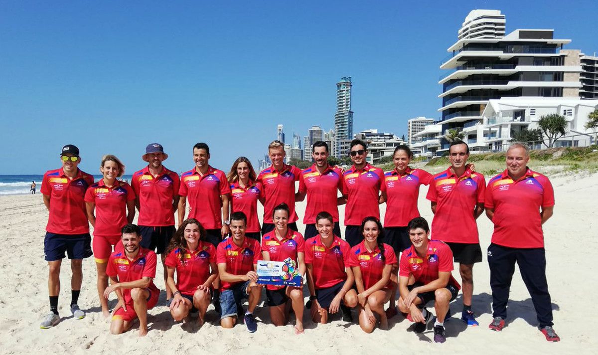 Equipo español en Gold Coast posando con la imagen del ITU Multisport Festival de Pontevedra