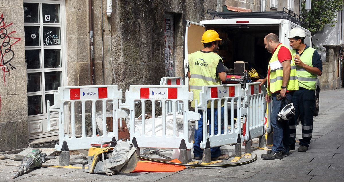 Operarios trabajando en la reparación de la avería