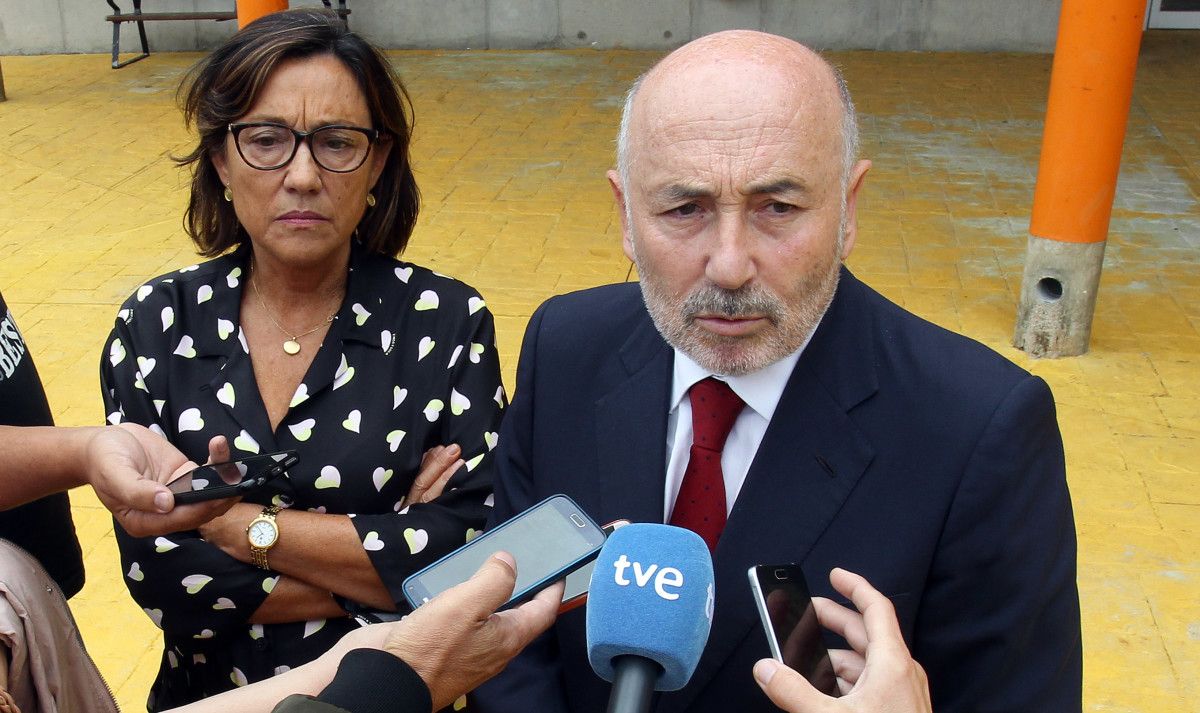 Maica Larriba y Javier Losada, a las puertas del centro penitenciario de A Lama