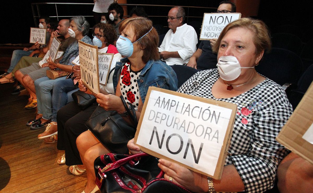 Vecinos de Os Praceres protestando en el Pleno municipal