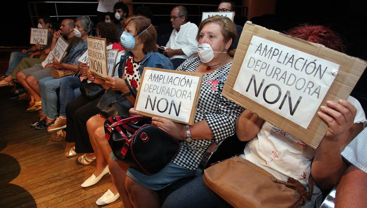 Vecinos de Os Praceres protestando en el Pleno municipal