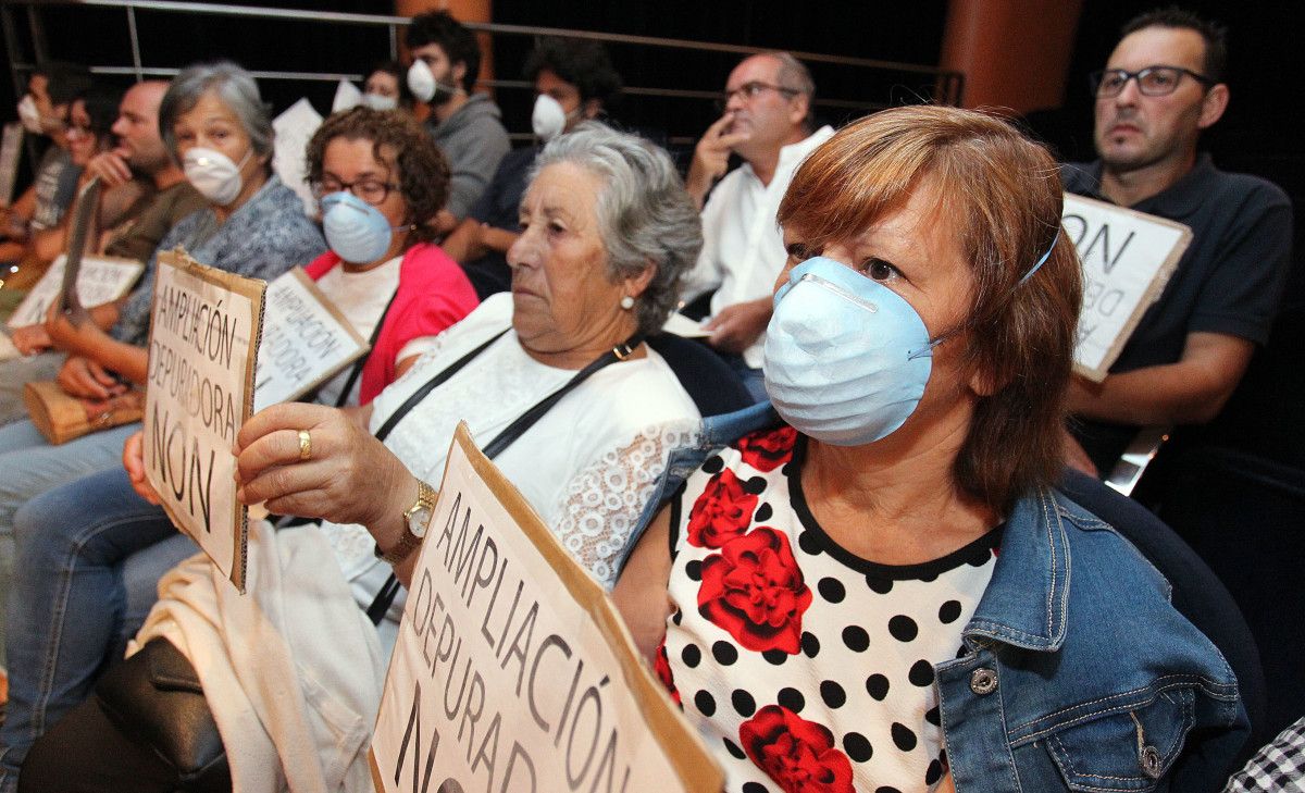 Vecinos de Os Praceres protestando en el Pleno municipal