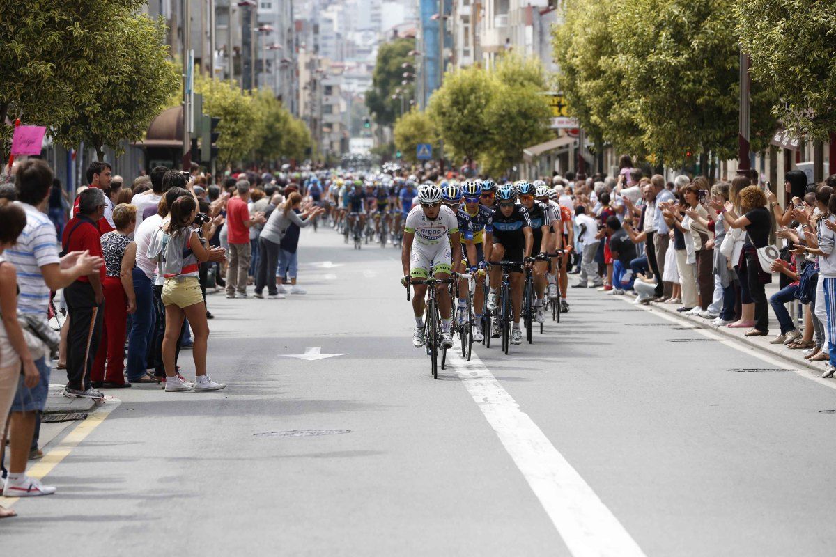 Caravana ciclista durante la etapa de 2012 que finalizó en Sanxenxo