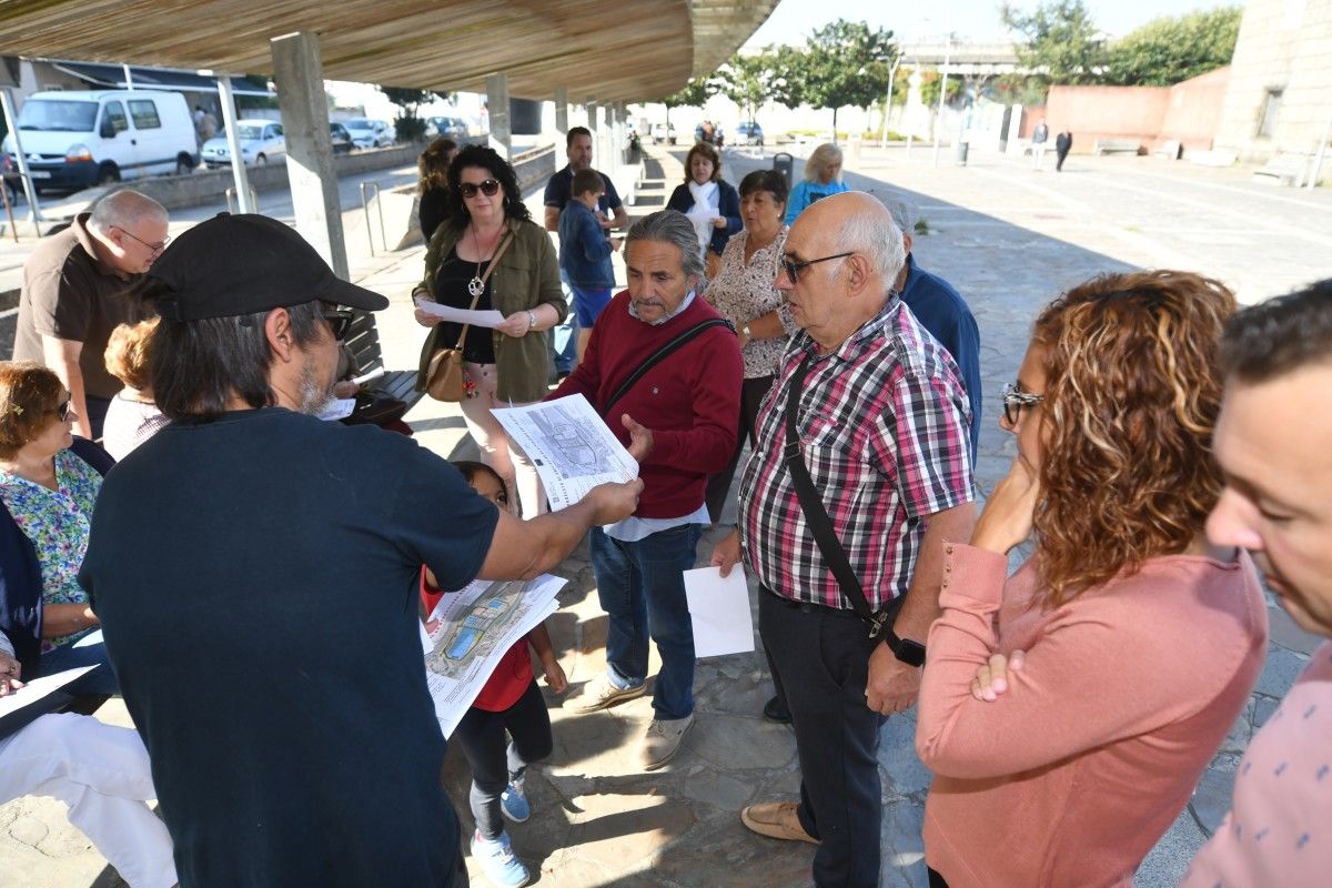 Vecinos de Praceres reparten información sobre la ampliación de la depuradora a la salida de la misa