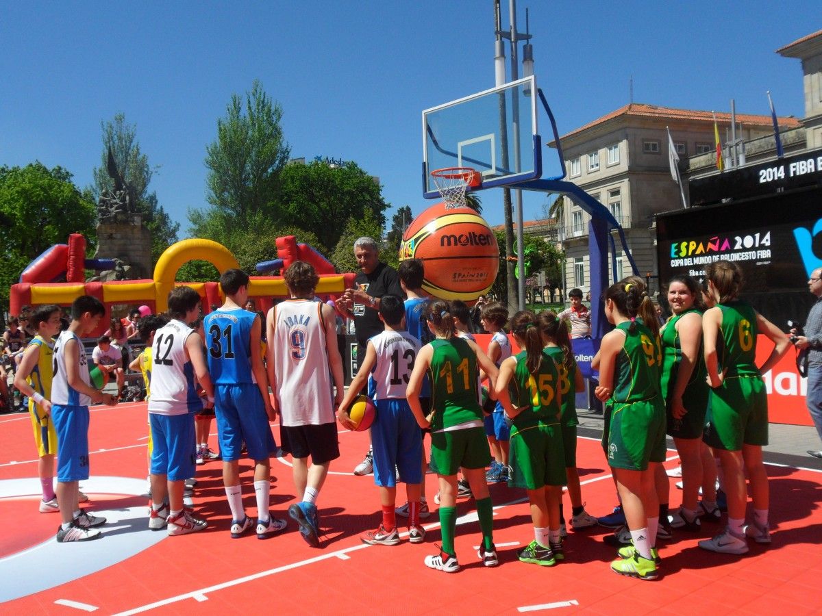 Road Show de la Federación Española de Baloncesto en la plaza de España