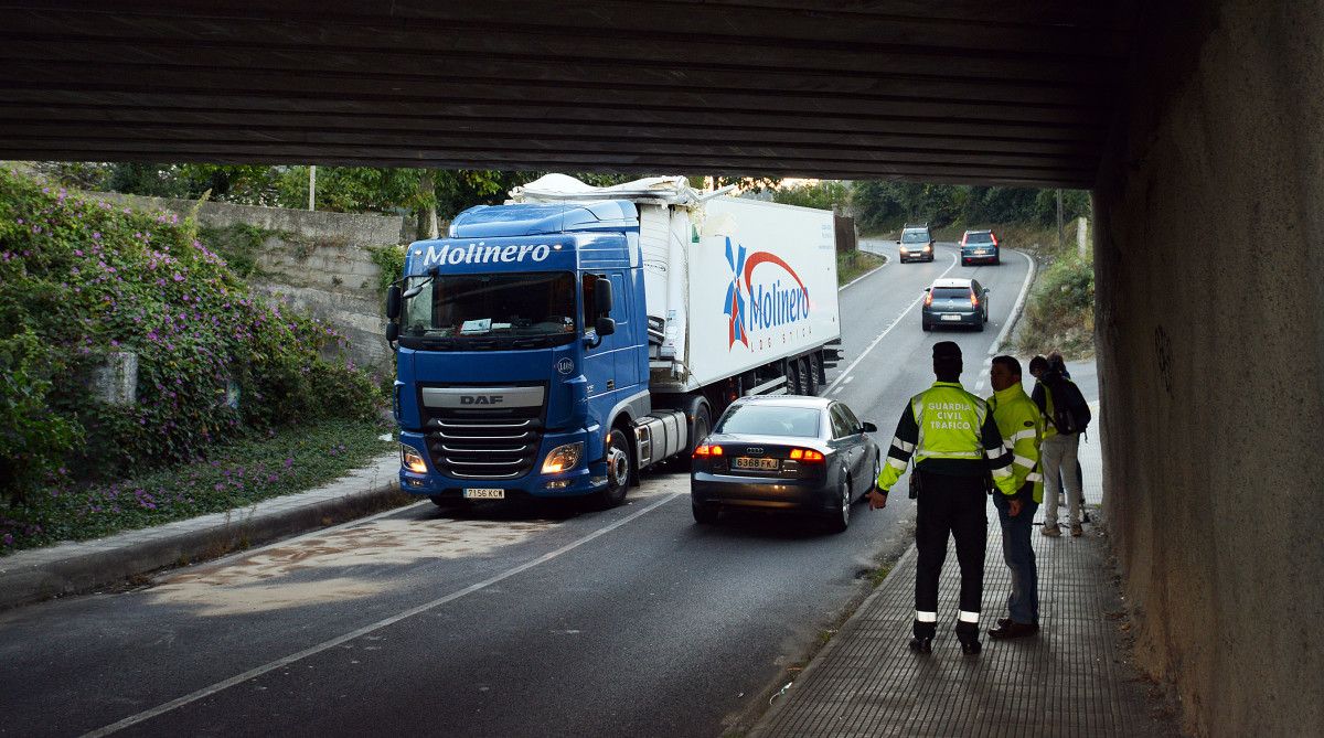 Camión accidentado en el puente de San Caetano, Alba