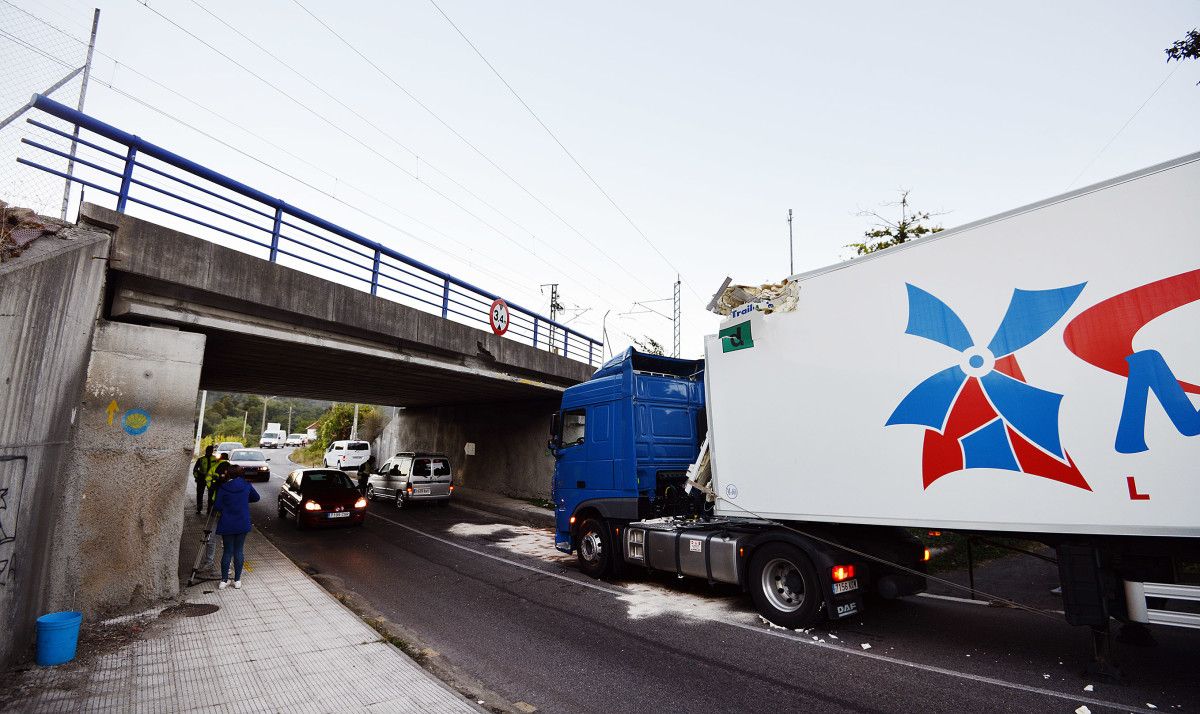 Camión accidentado en el puente de San Caetano, Alba