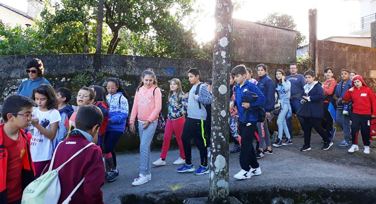 El alumnado de Ponte Sampaio recorre un tramo del Camino de Santiago