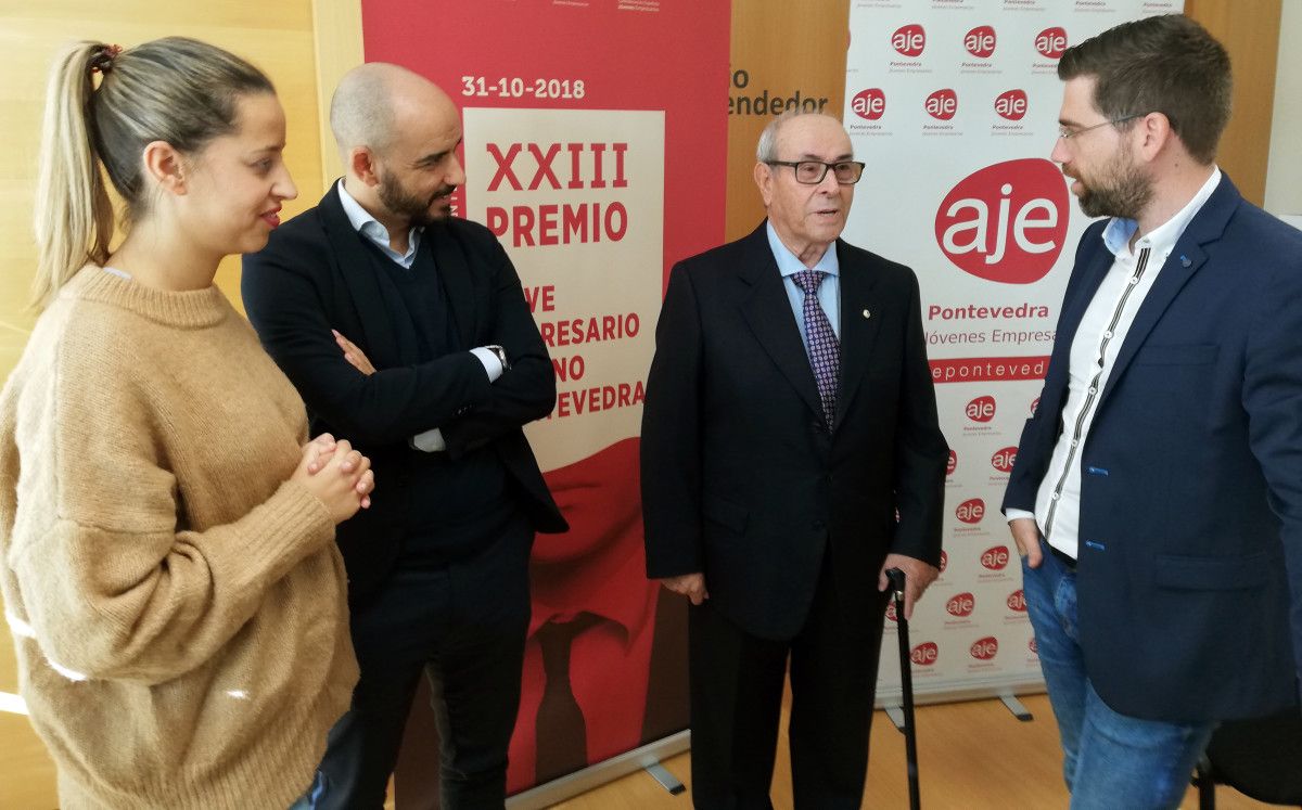 Francisco Barbeito con los miembros de la directiva de AJE Pontevedra