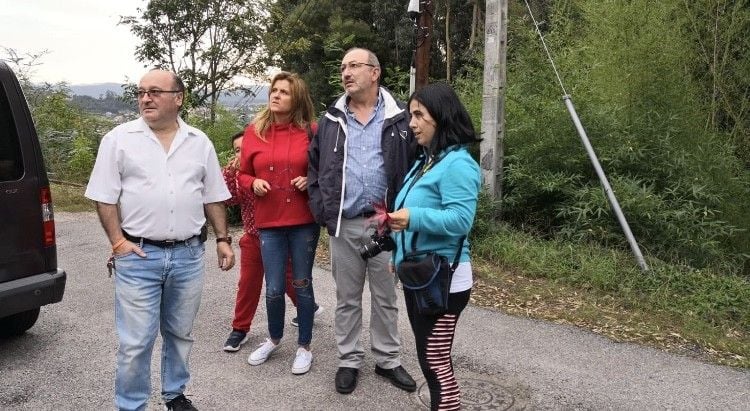 María Rey con la directiva de la Asociación de Veciños Santo Paio de San Pedro de Campañó