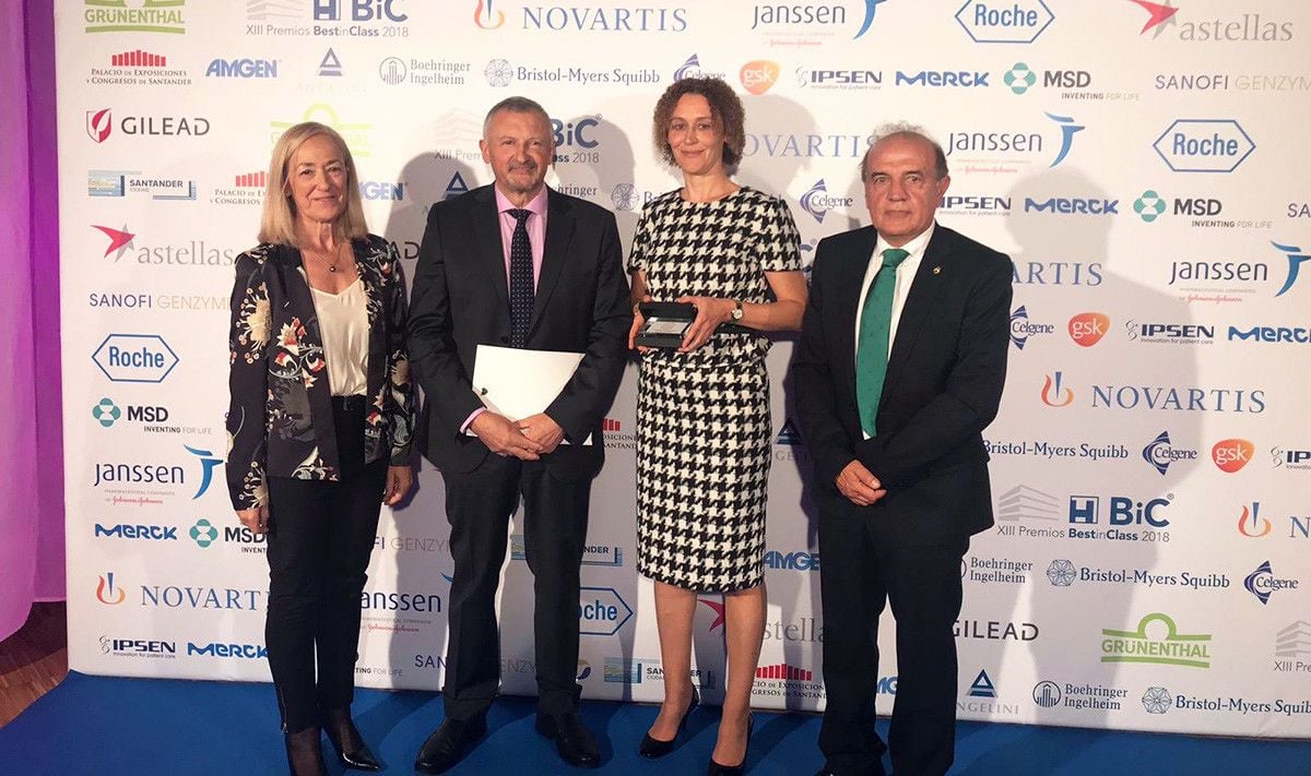 Directivos del CHOP recogen lo premios Best In Class a la unidad de psoriasis