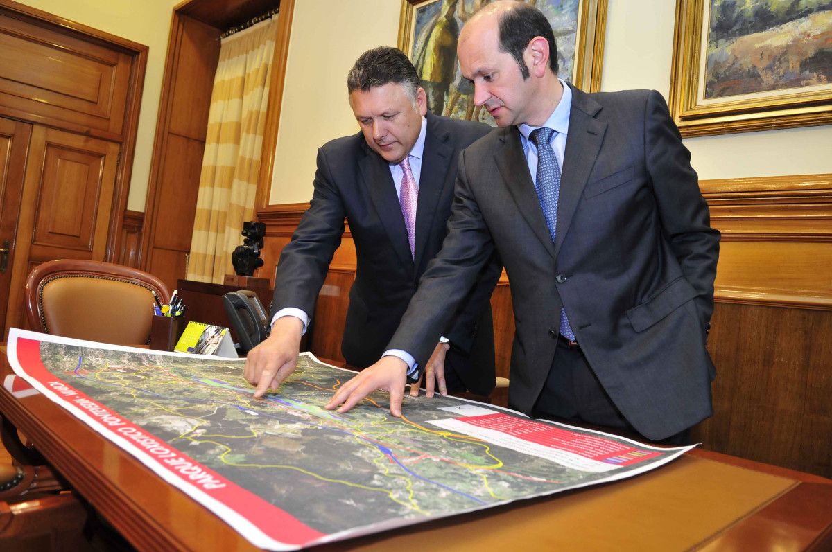 Telmo Martín presentando su proyecto de parque logístico al presidente de la Deputación