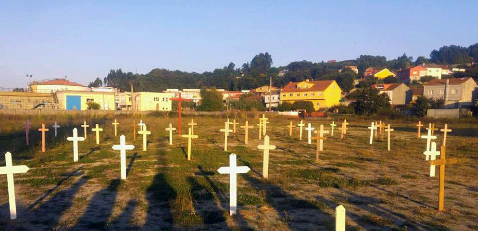 Cruces clavadas en el antiguo campo de fútbol de Lourizán