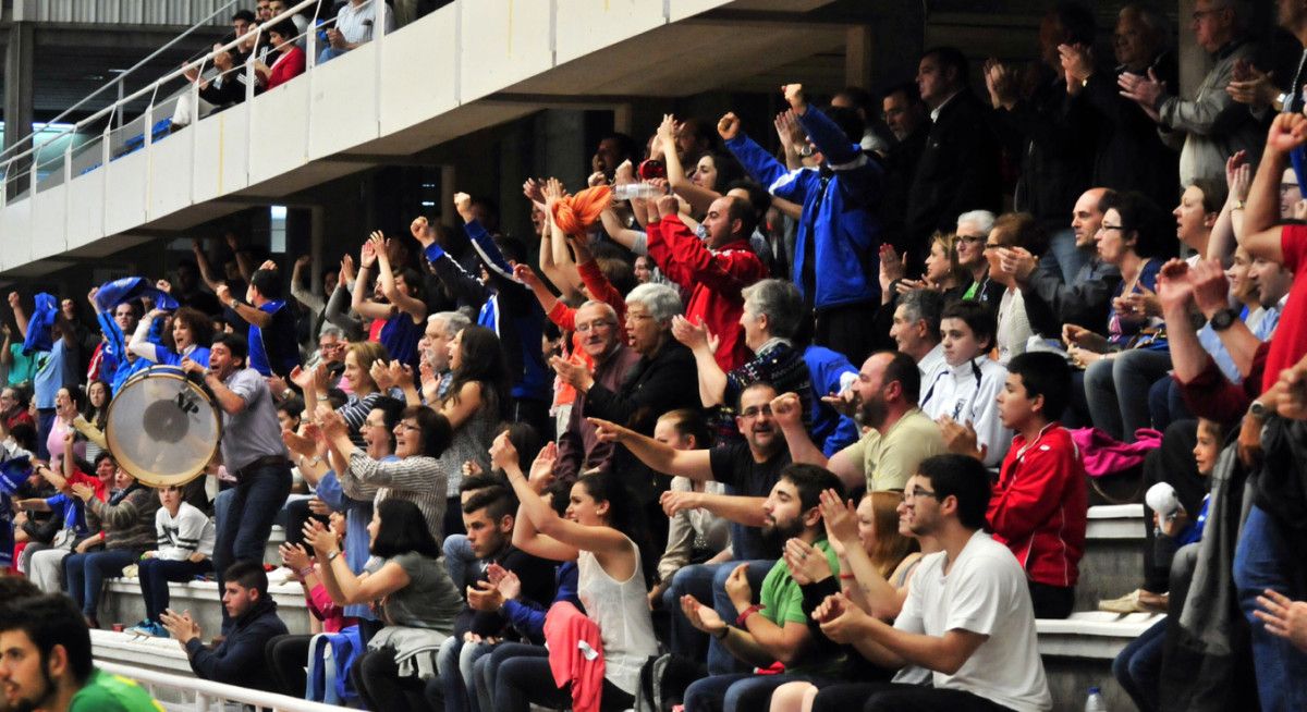 La afición del Teucro festeja la victoria sobre el Barcelona B y la permanencia