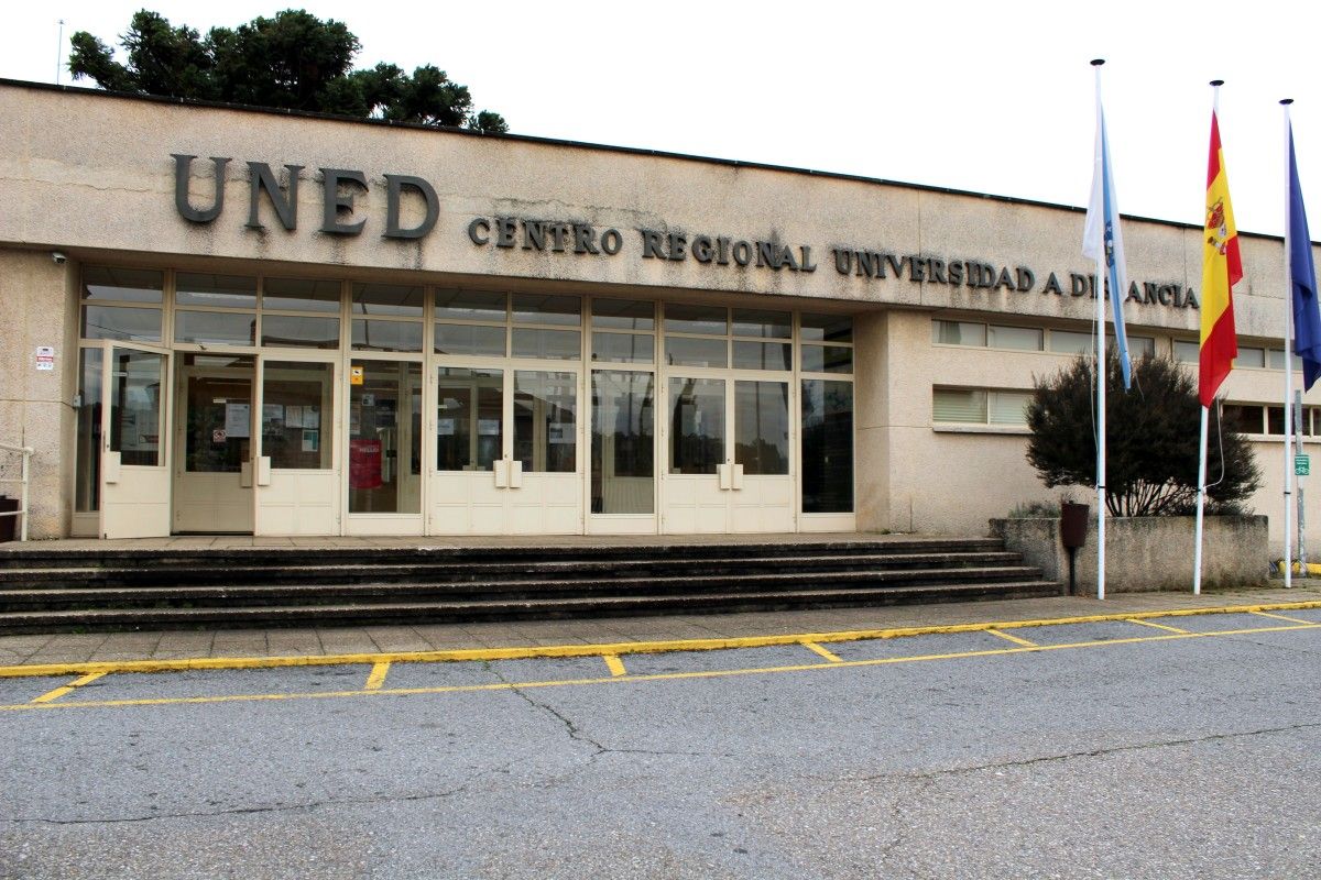 Exterior del centro de la Uned en Monte Porreiro