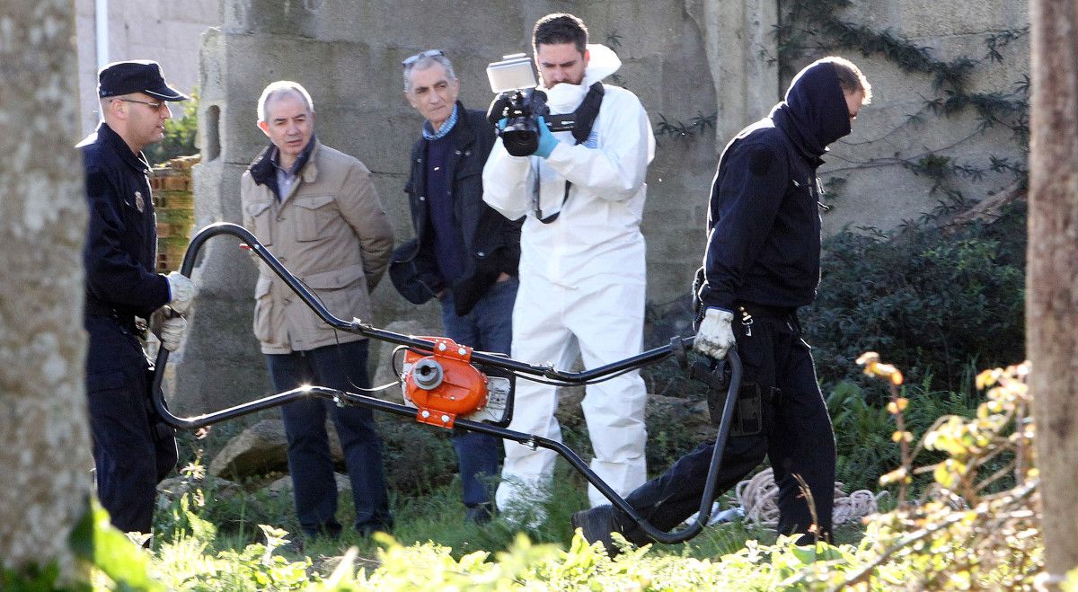 Busca de restos humanos na casa de San Amaro con Julio Araújo presente