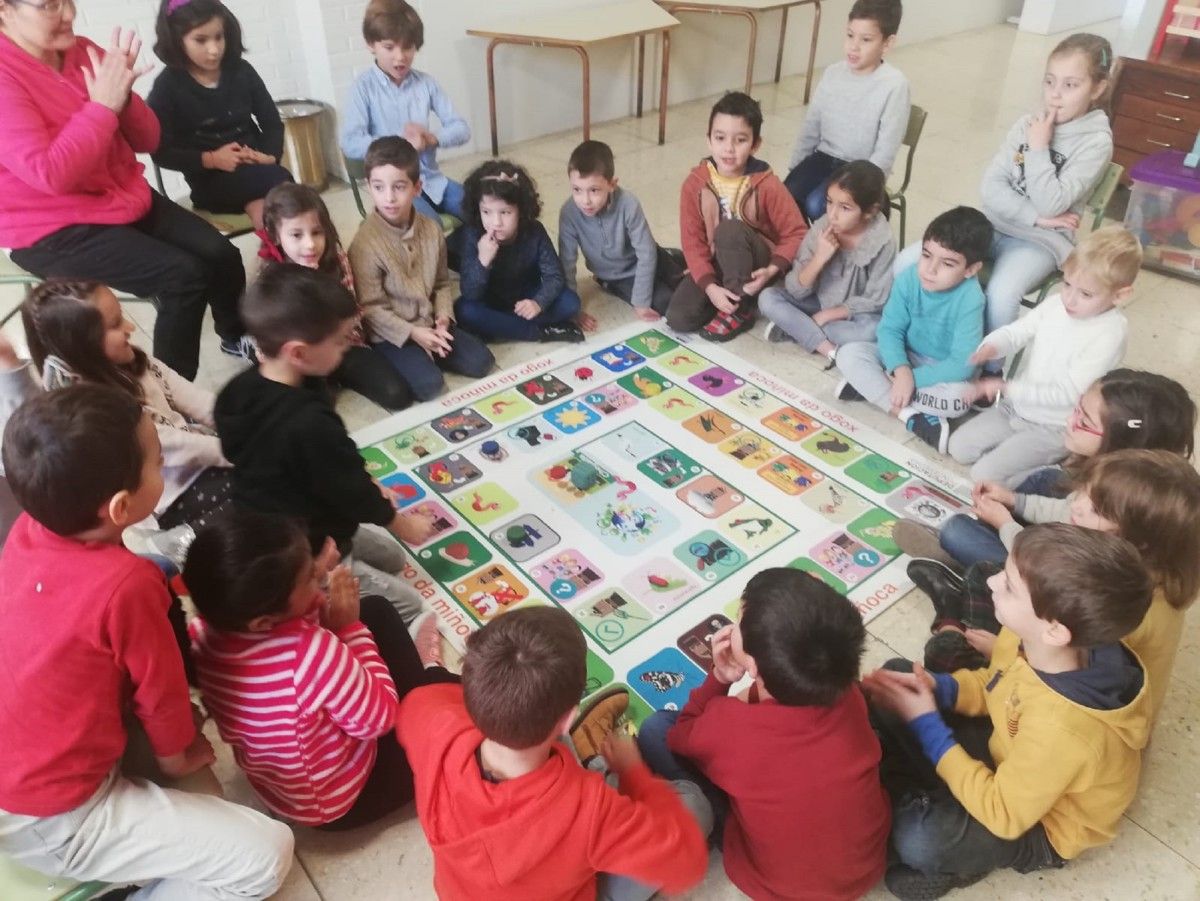 El alumnado aprende a compostar co el "Juego de la miñoca" del Plan Revitaliza 