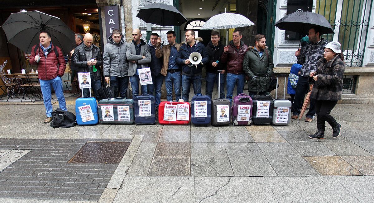 Concentración de trabajadores de Elnosa con maletas ante el Concello de Pontevedra