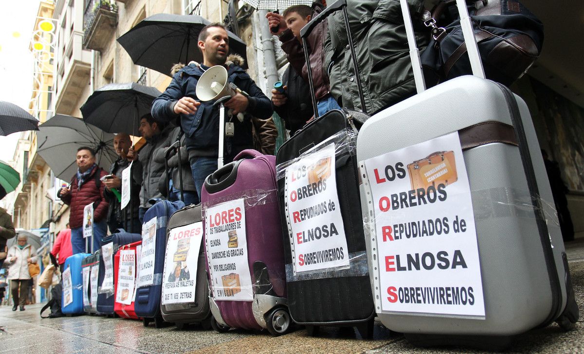 Concentración de traballadores de Elnosa con maletas ante o Concello de Pontevedra