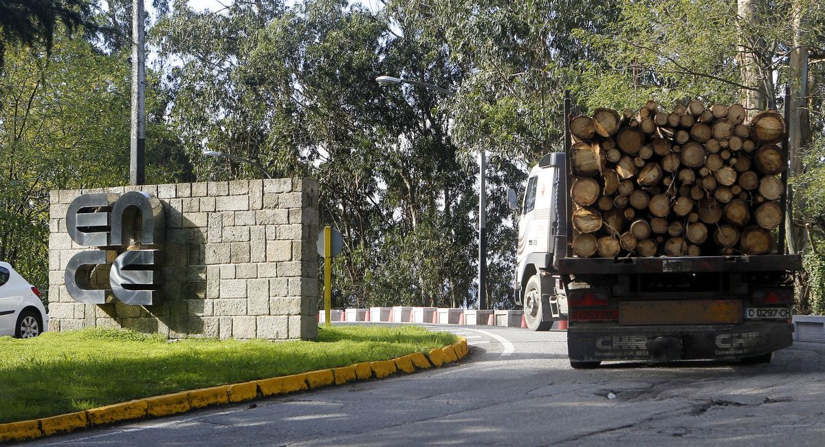 Transporte de madera a la fábrica de ENCE