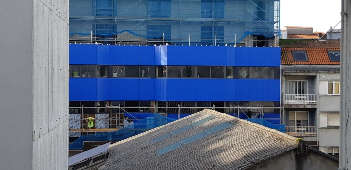 Trabajos en la fachada del antiguo edificio de la Xunta en Benito Corbal