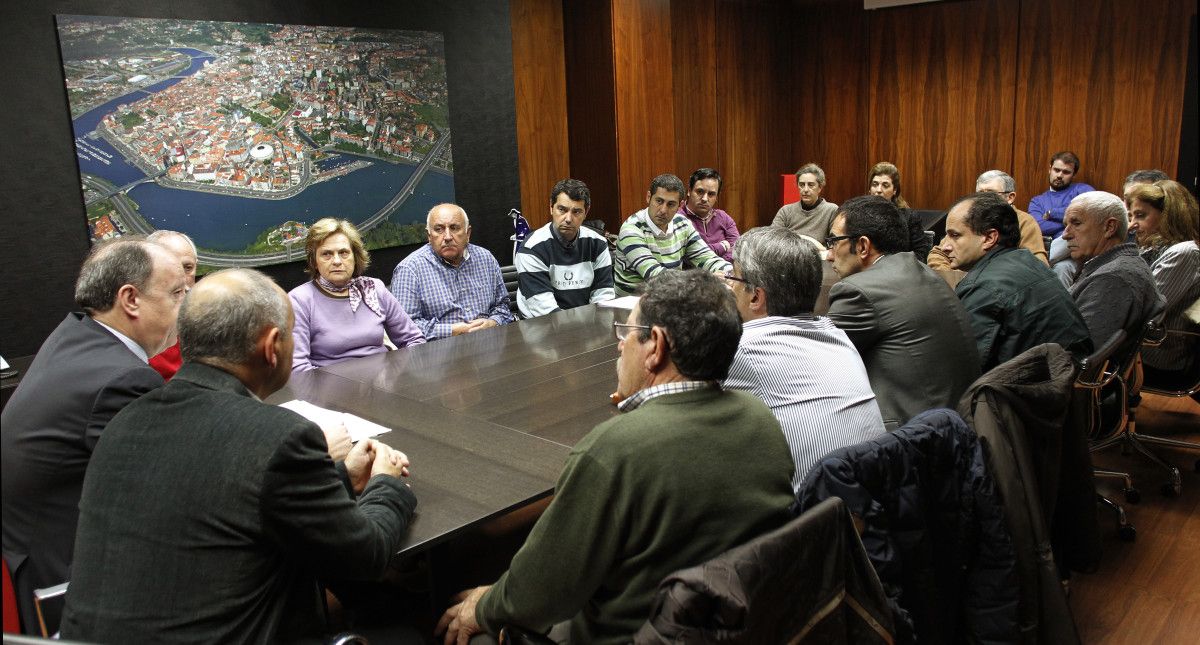 Reunión de Antón Louro con colectivos vecinales afectados por los crematorios