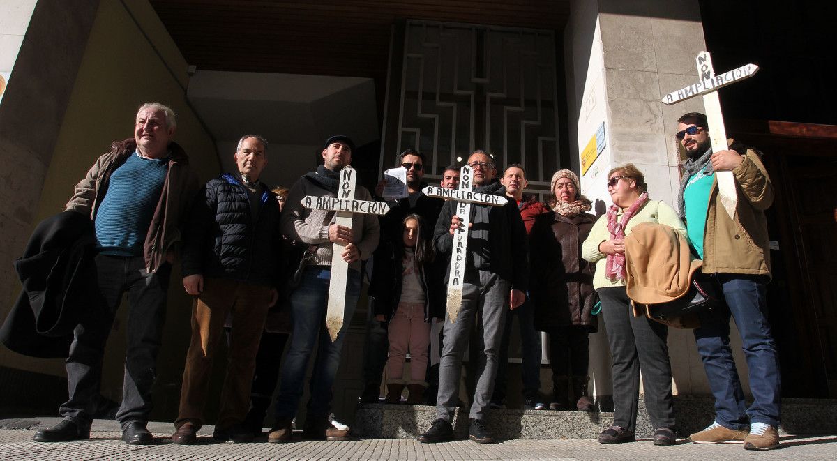 Vecinos de Lourizán acuden al registro del Servicio Provincial de Costas de Pontevedra con escritos y cruces