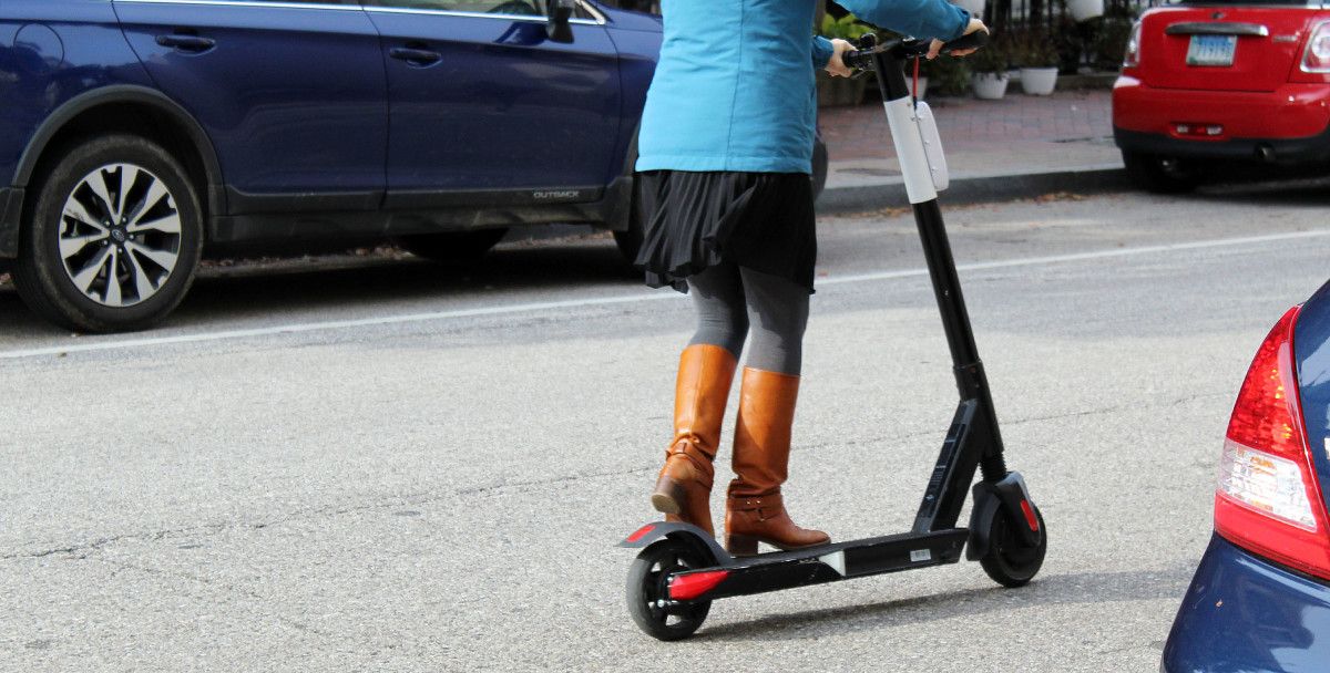 Una mujer conduciendo un patinete eléctrico / ARCHIVO