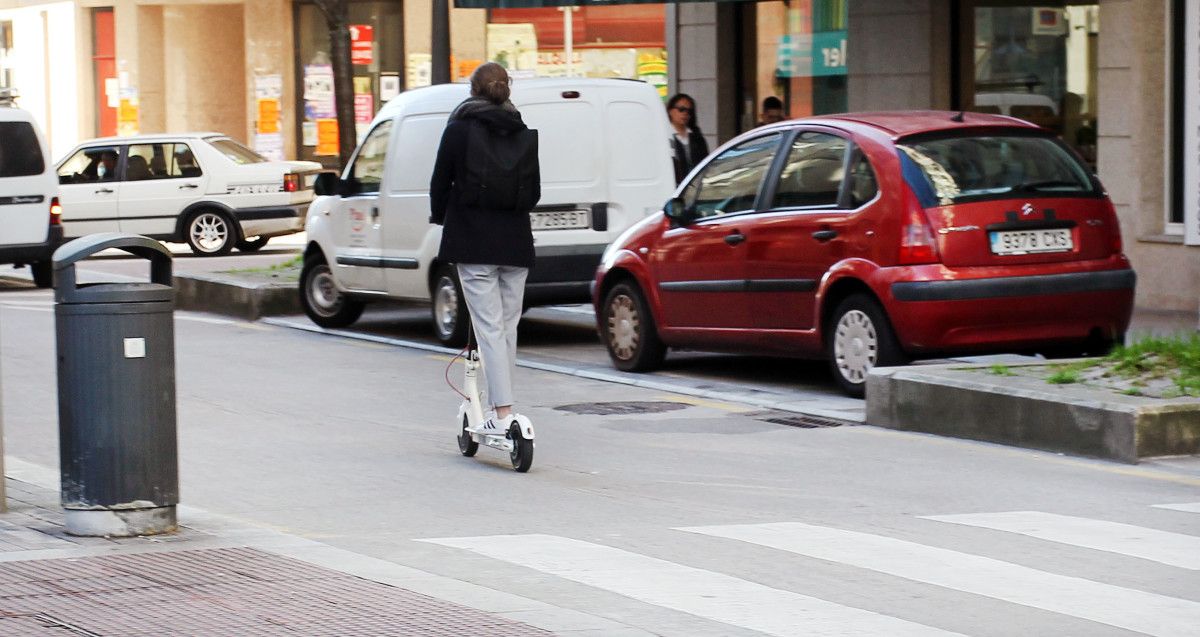 Joven en patinete por las calles de Pontevedra