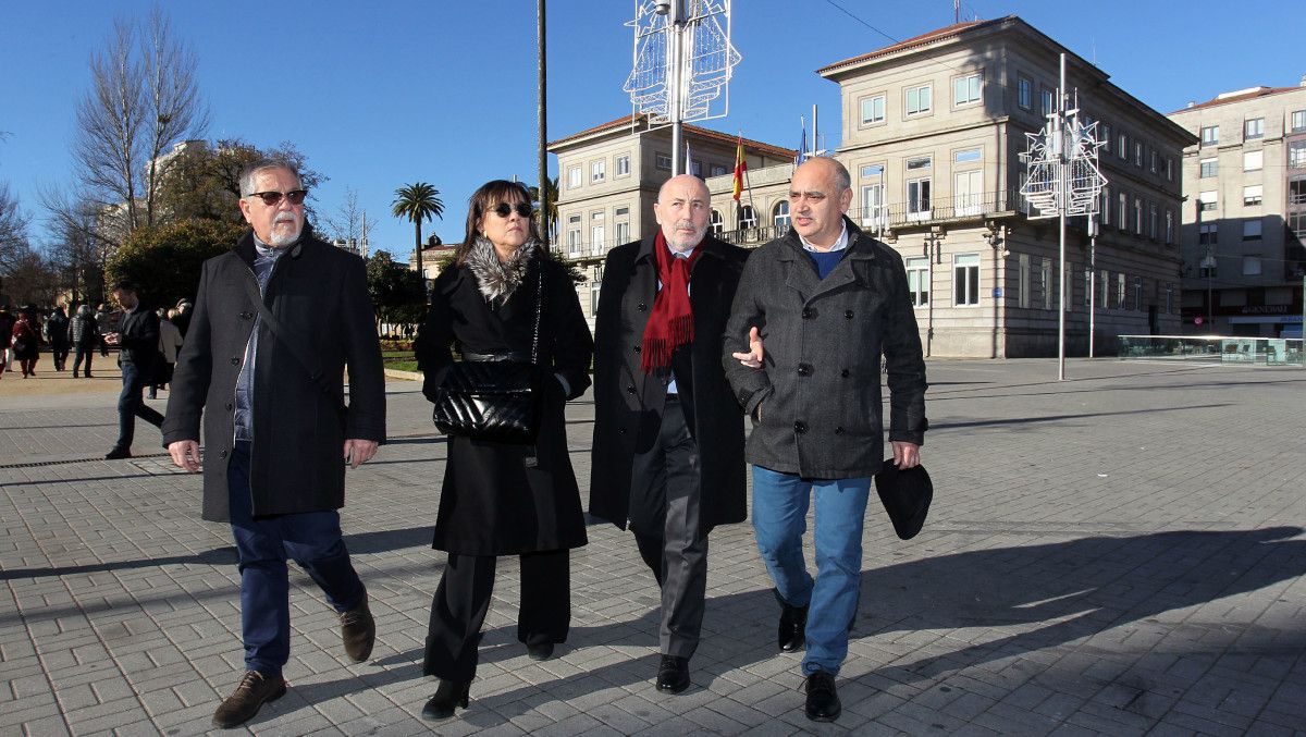 Maica Larriba, Javier Losada e Tino Fernández, de paseo por Pontevedra