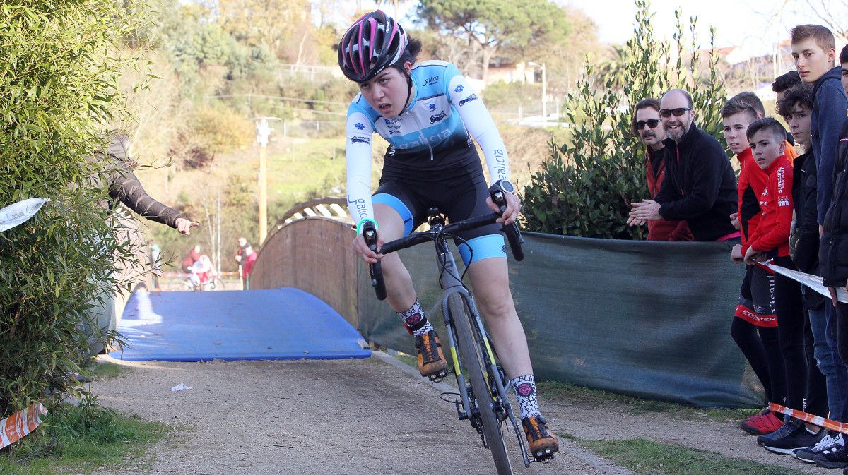 Irene Trabazo, en la primera jornada del Campeonato de España de Ciclocross en la Illa das Esculturas