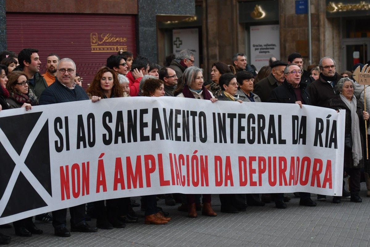 Protesta contra a ampliación da EDAR dos Praceres na Praza da Peregrina