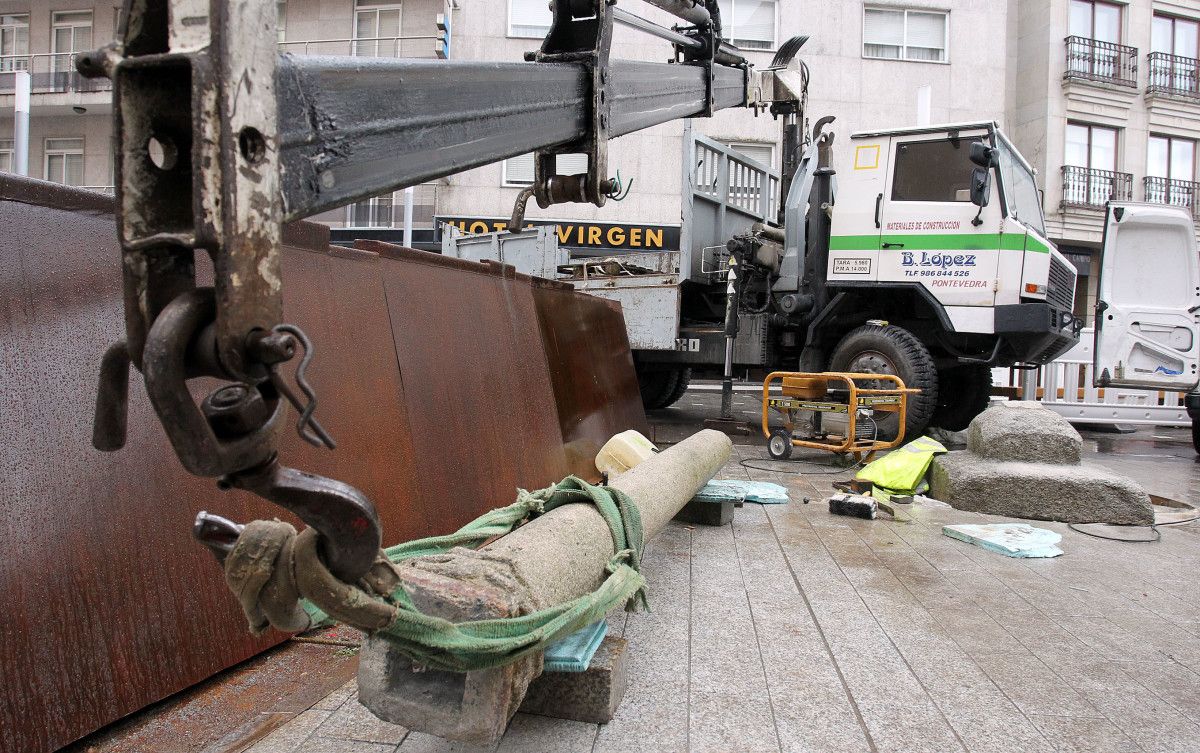 Instalación del crucero en la plaza de Virxe do Camiño