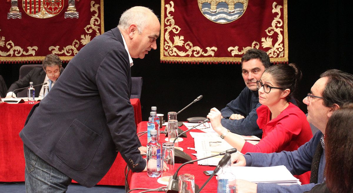 Tino Fernández, hablando con ediles del BNG en el pleno